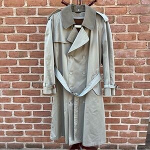 Men’s vintage khaki tan trenchcoat with winter zip out lining. size 44 regular
